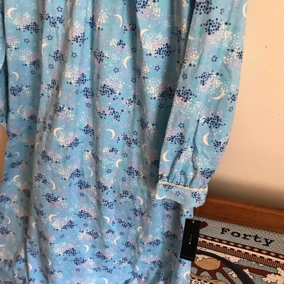 Beautiful lace bow long nightgown - Picture 3 of 5